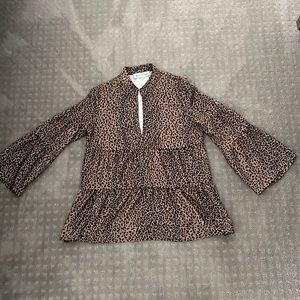 leopard 3/4 sleeve top with bell arm in like new condition